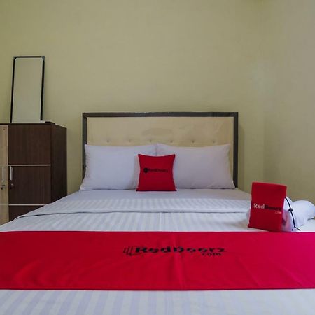 Hotel Reddoorz Near Politeknik Negeri Medan Esterno foto